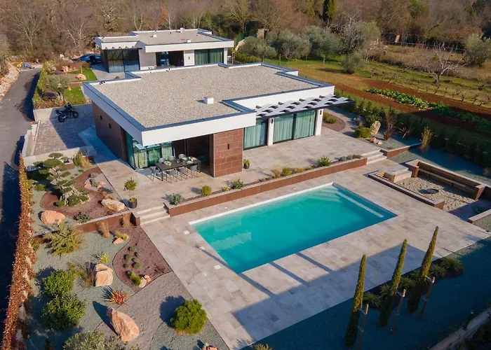 Willa Blumarine Brzac